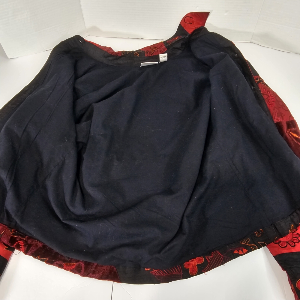 Chico's Red and Black Patterned Jacketvintage, dating its production to the 80s - Picture 4 of 15